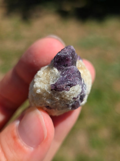 Spinelle violet brut sur Calcite blanche