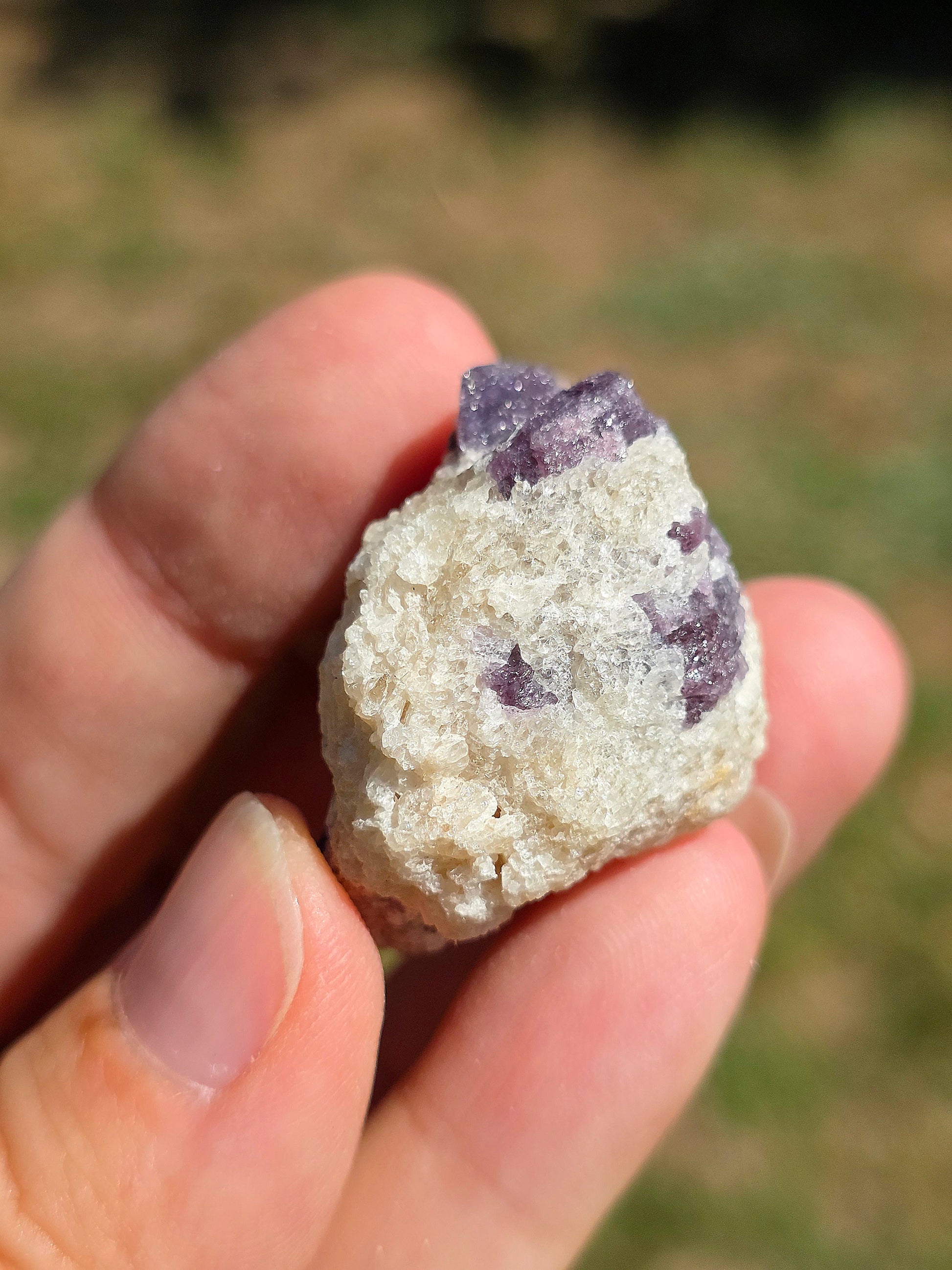 Spinelle violet brut sur Calcite blanche