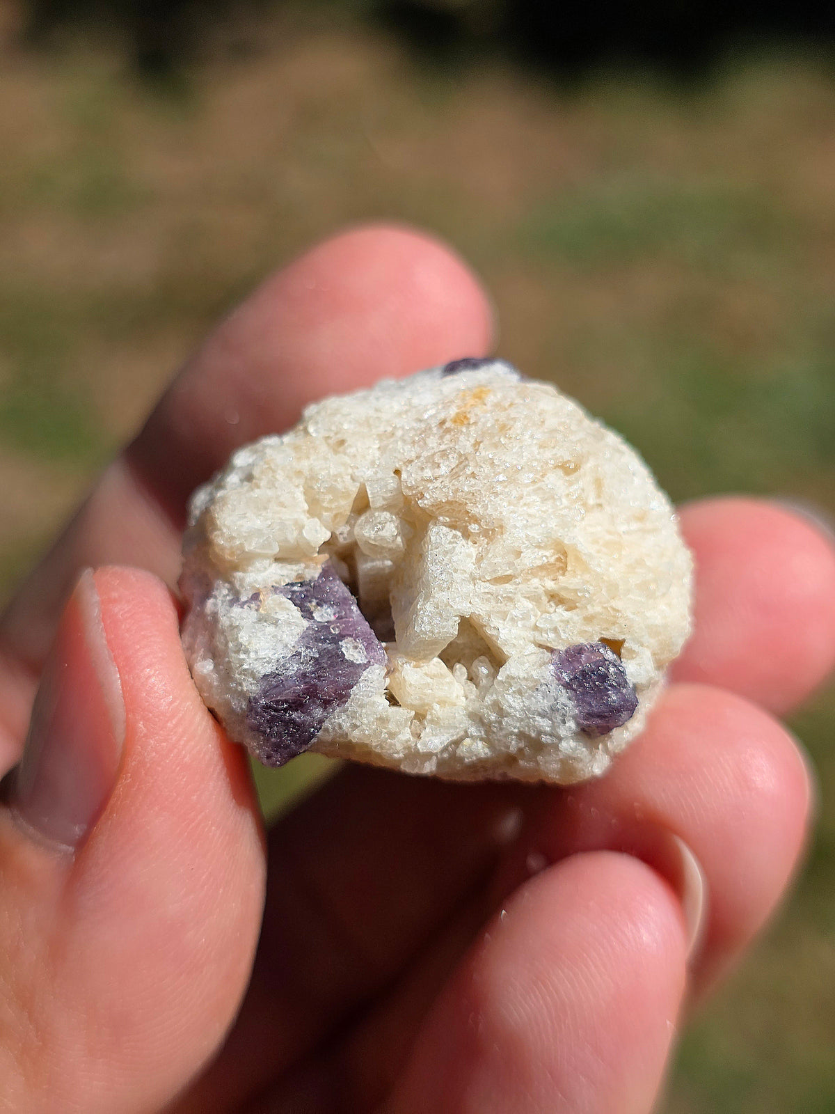 Spinelle violet brut sur Calcite blanche