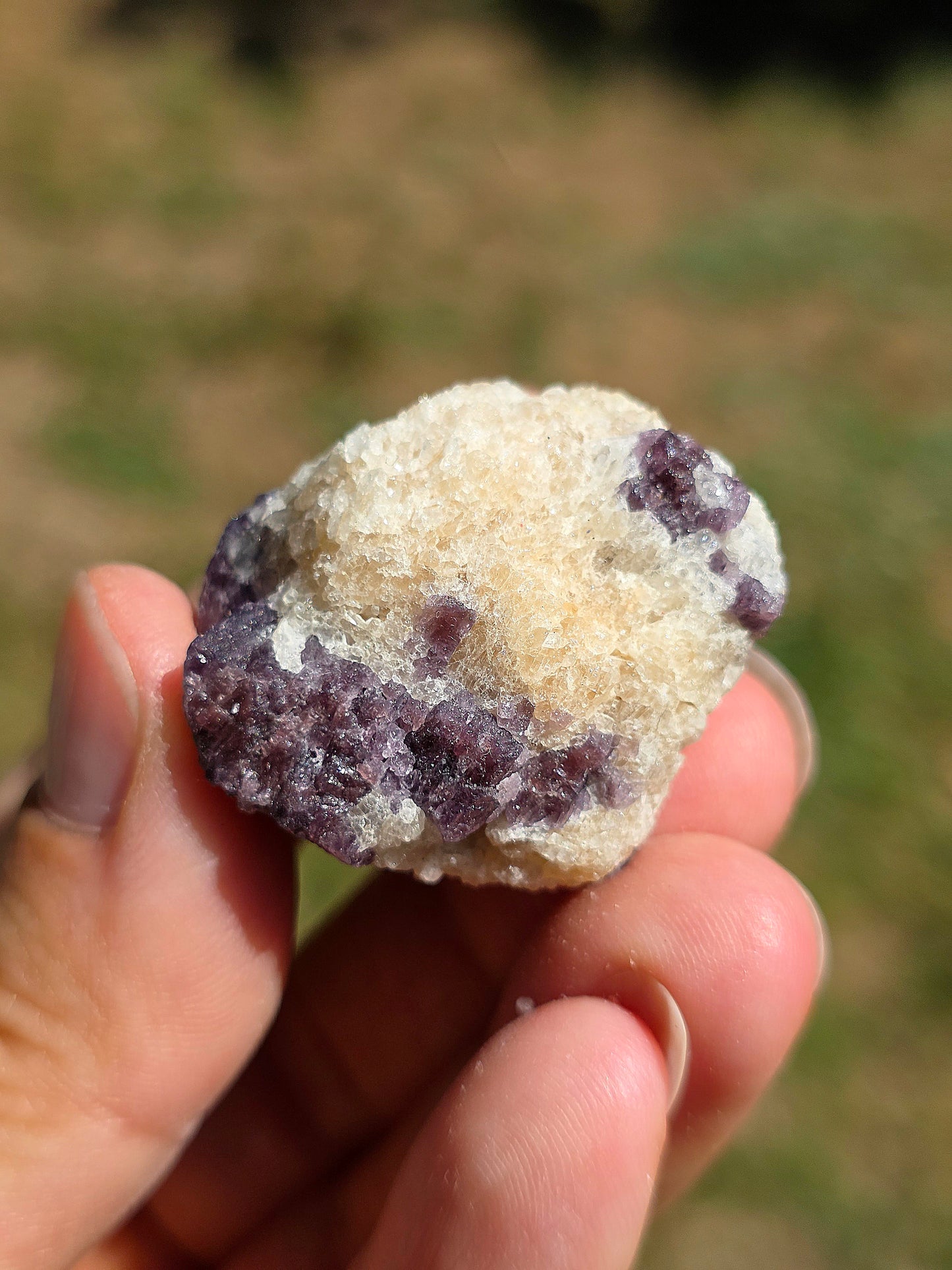 Spinelle violet brut sur Calcite blanche