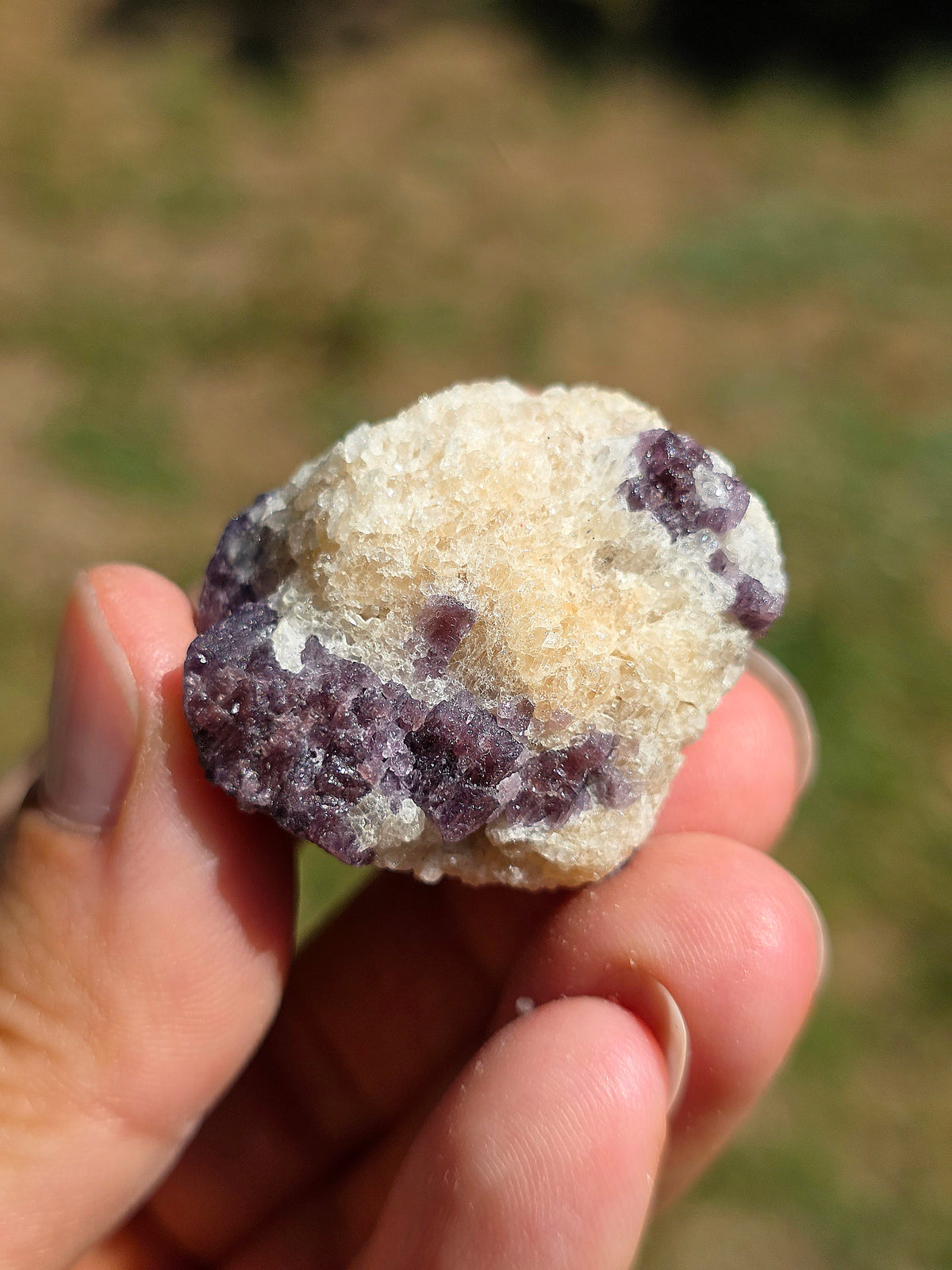 Spinelle violet brut sur Calcite blanche