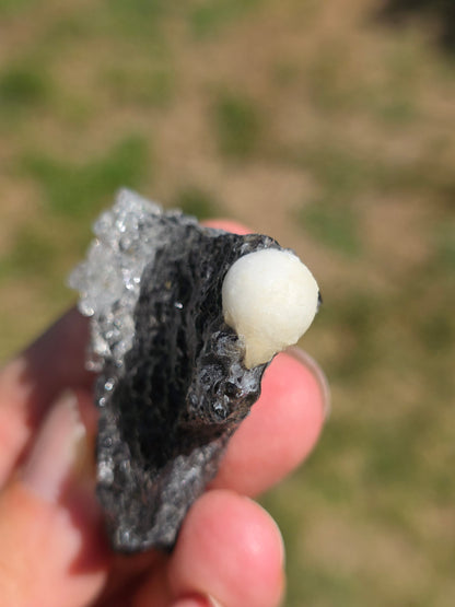 Opale Hyalite brute sur gangue avec Aragonite