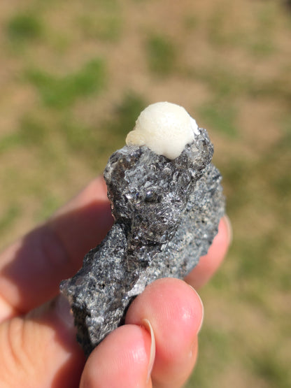 Opale Hyalite brute sur gangue avec Aragonite
