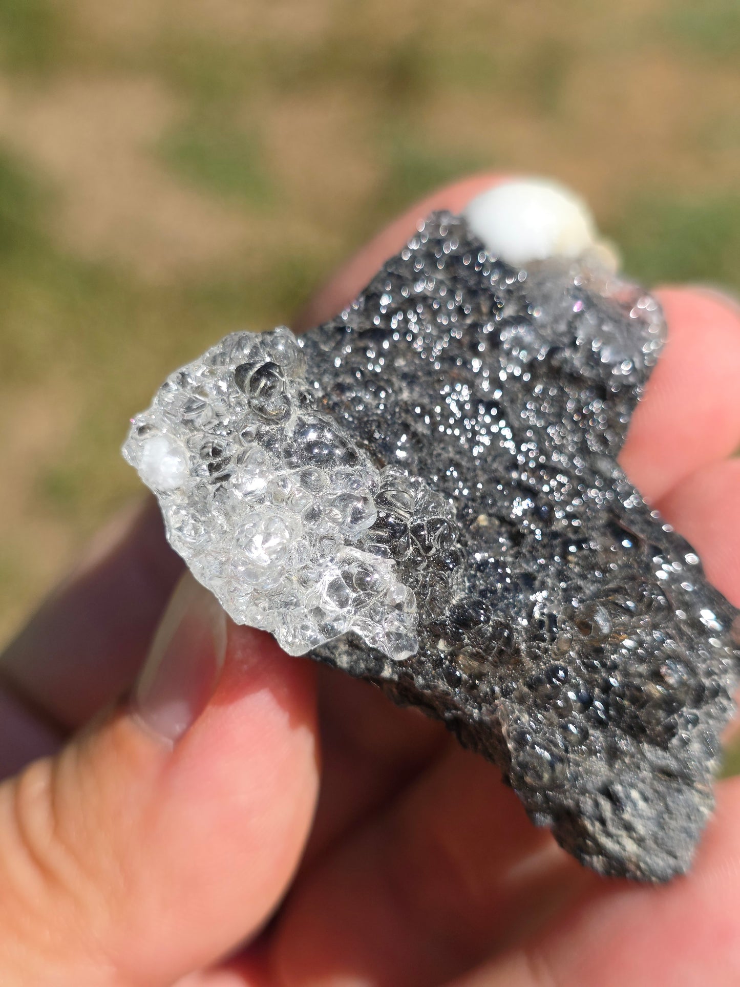 Opale Hyalite brute sur gangue avec Aragonite