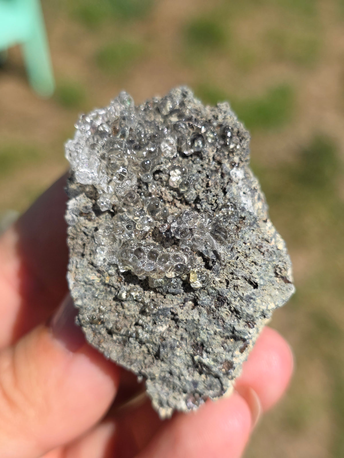 Opale Hyalite brute sur gangue réactive UV