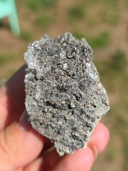 Opale Hyalite brute sur gangue réactive UV