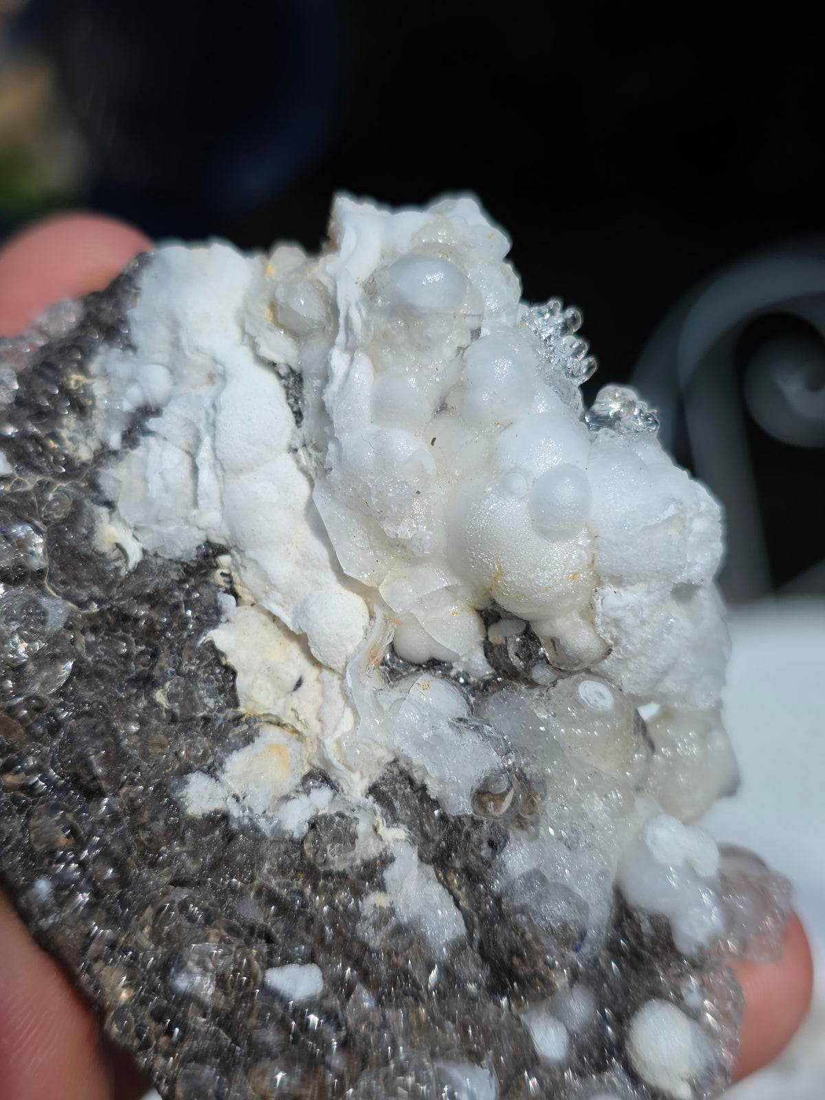 Opale Hyalite brute sur gangue et aragonite