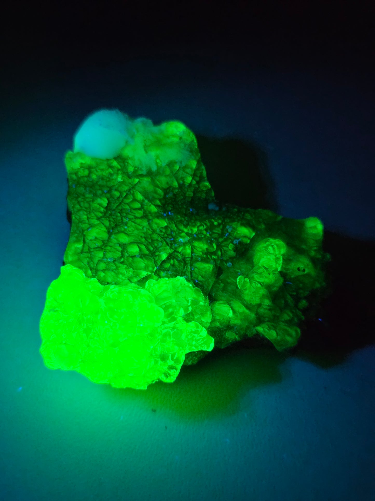 Opale Hyalite brute sur gangue avec Aragonite UV