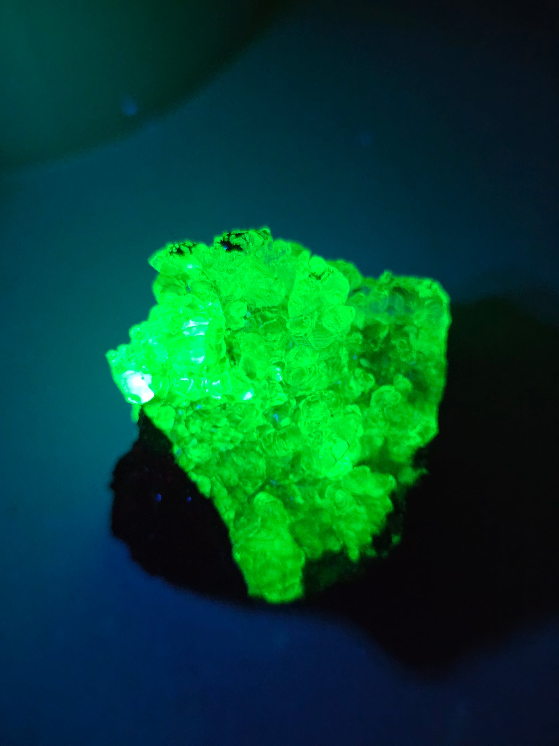 Opale Hyalite brute sur gangue de Hongrie UV