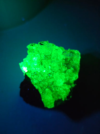 Opale Hyalite brute sur gangue de Hongrie UV