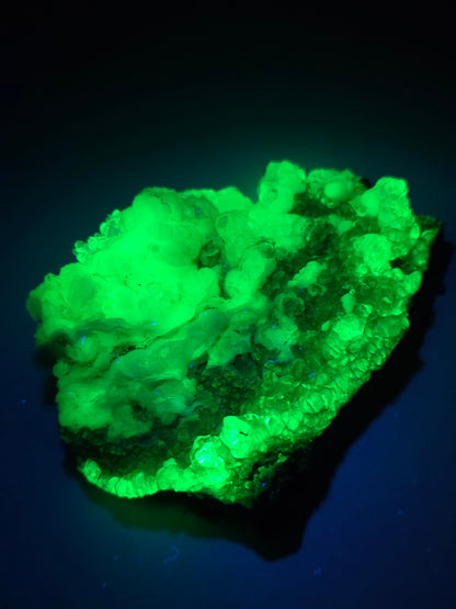 Opale Hyalite brute sur gangue réactive UV
