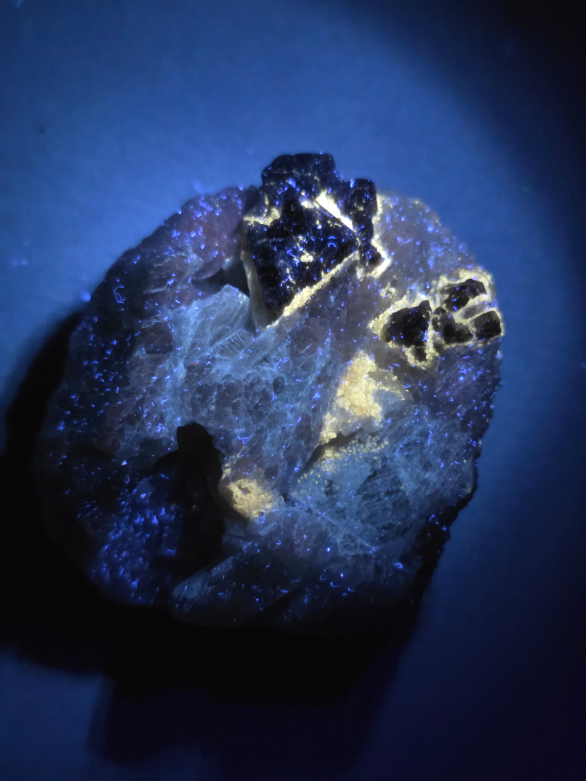 Spinelle violet brute sur sa gangue de Calcite blanche