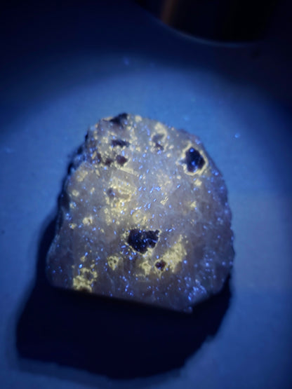 Spinelle violet brute sur sa gangue de Calcite blanche UV