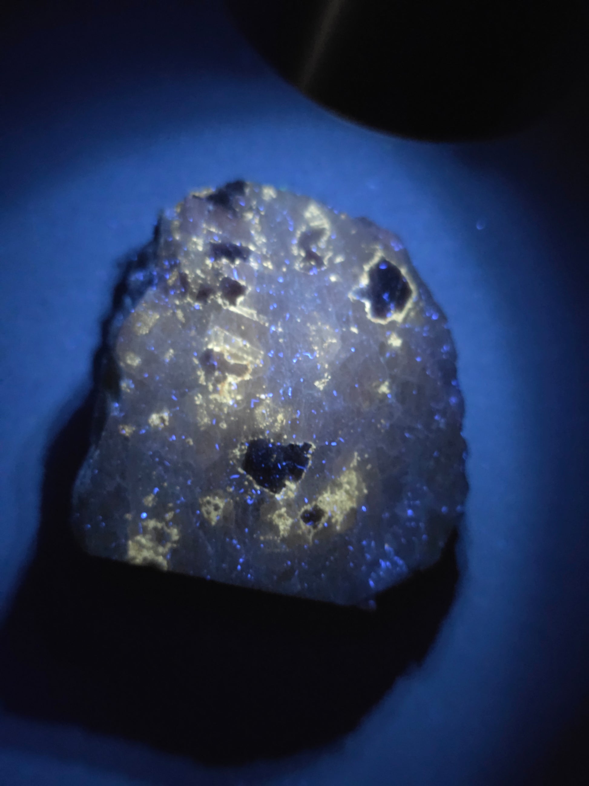 Spinelle violet brute sur sa gangue de Calcite blanche