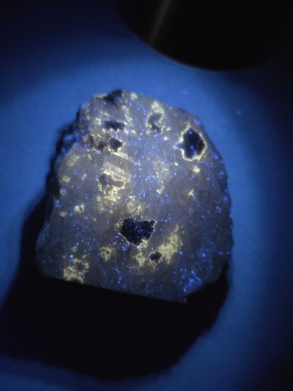 Spinelle violet brute sur sa gangue de Calcite blanche