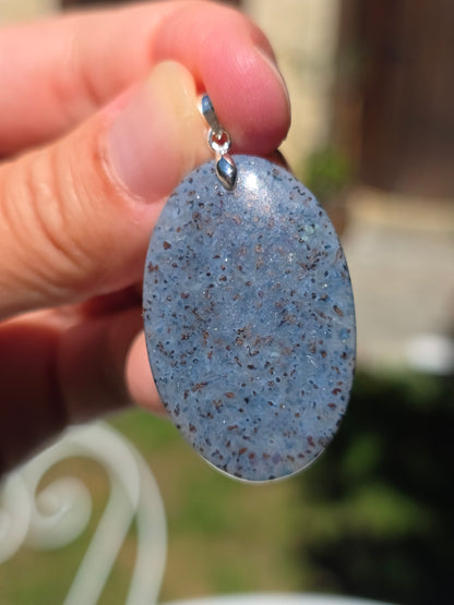 pendentif en Calcédoine avec inclusions de Cuivre
