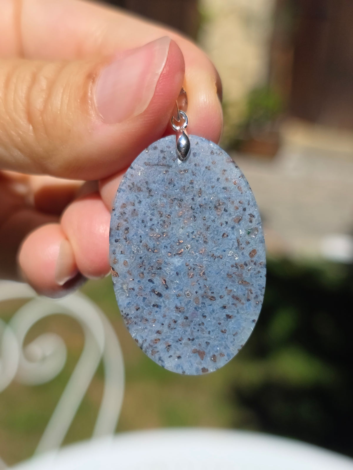 pendentif en Calcédoine avec inclusions de Cuivre