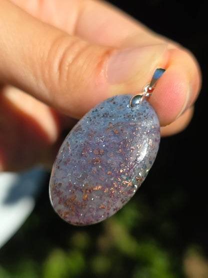 pendentif en Calcédoine avec inclusions de Cuivre