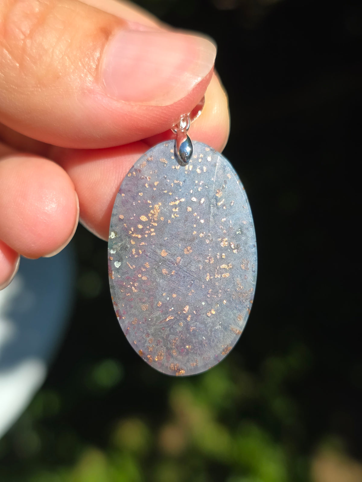 pendentif en Calcédoine avec inclusions de Cuivre
