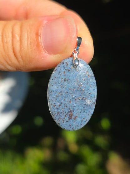 pendentif en Calcédoine avec inclusions de Cuivre