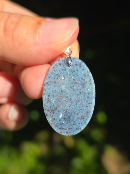 pendentif en Calcédoine avec inclusions de Cuivre