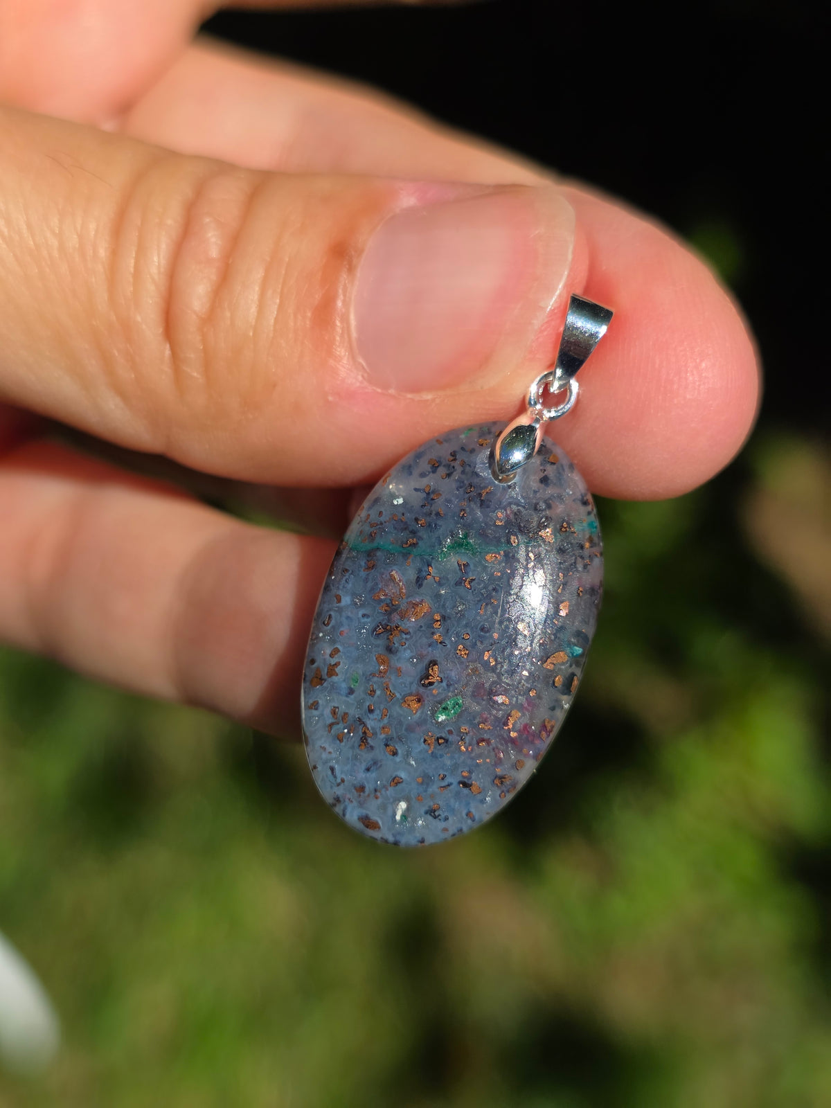 pendentif en Calcédoine avec inclusions de Cuivre
