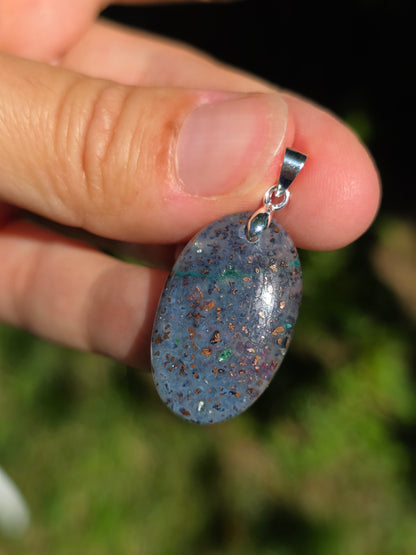 pendentif en Calcédoine avec inclusions de Cuivre