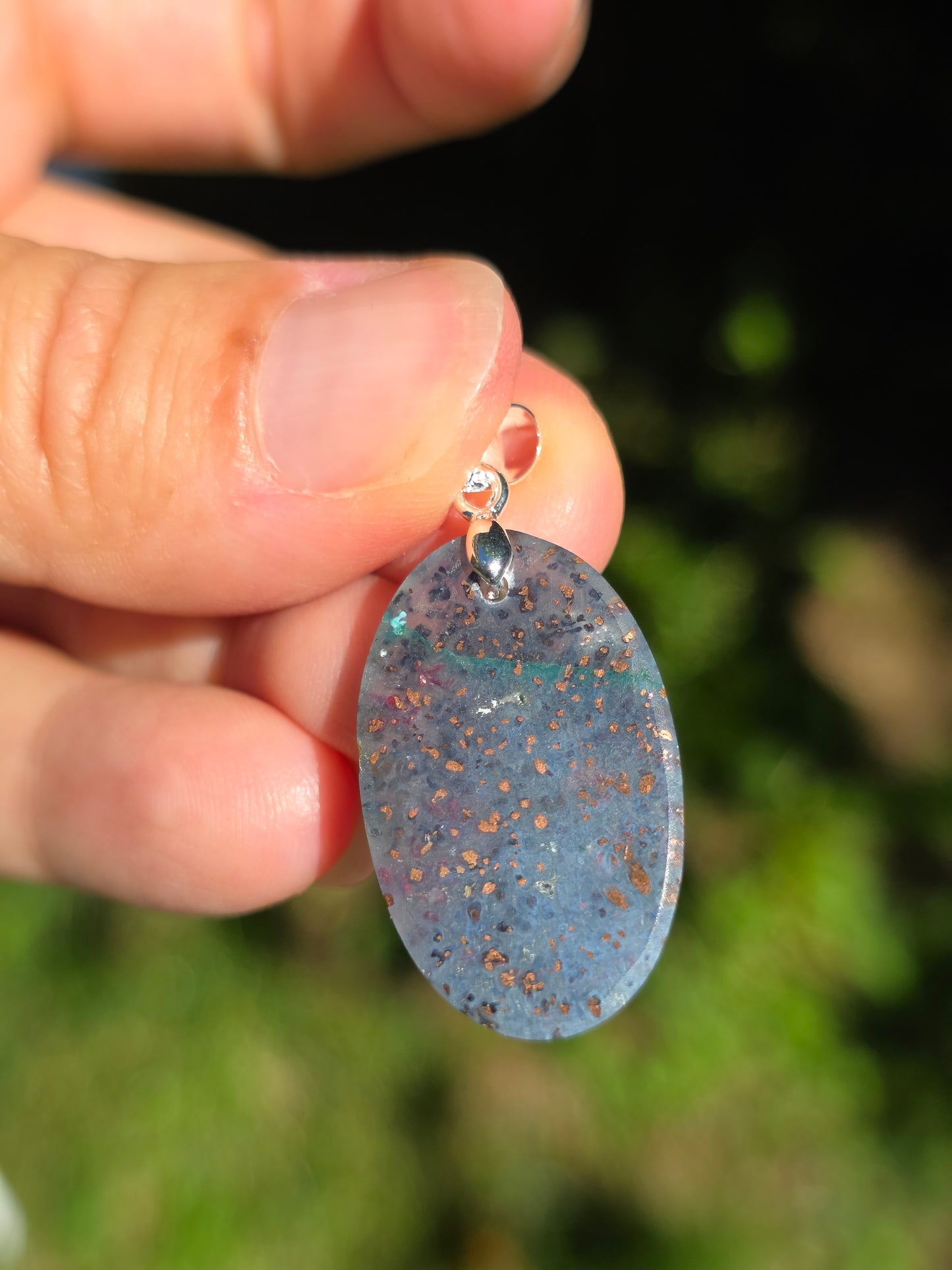 pendentif en Calcédoine avec inclusions de Cuivre