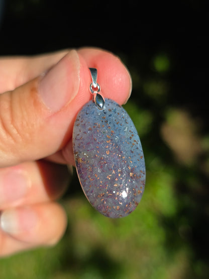 pendentif en Calcédoine avec inclusions de Cuivre