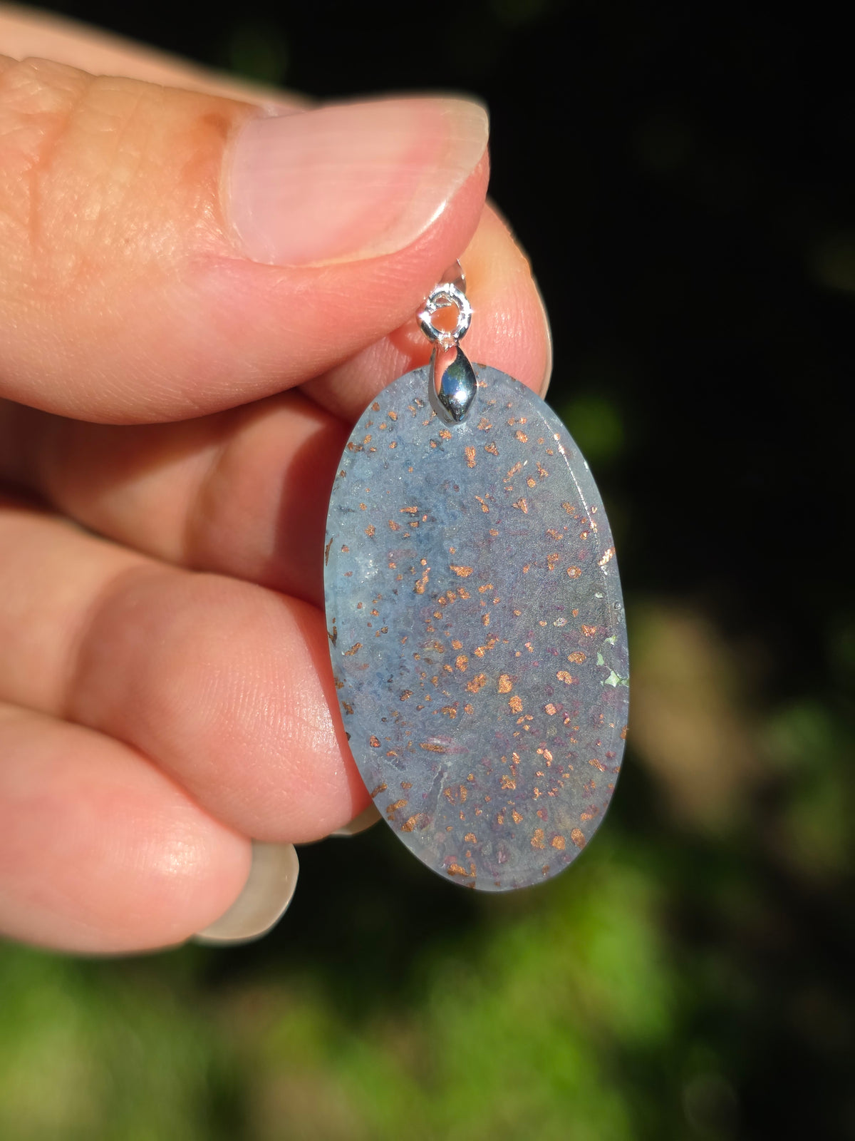 pendentif en Calcédoine avec inclusions de Cuivre