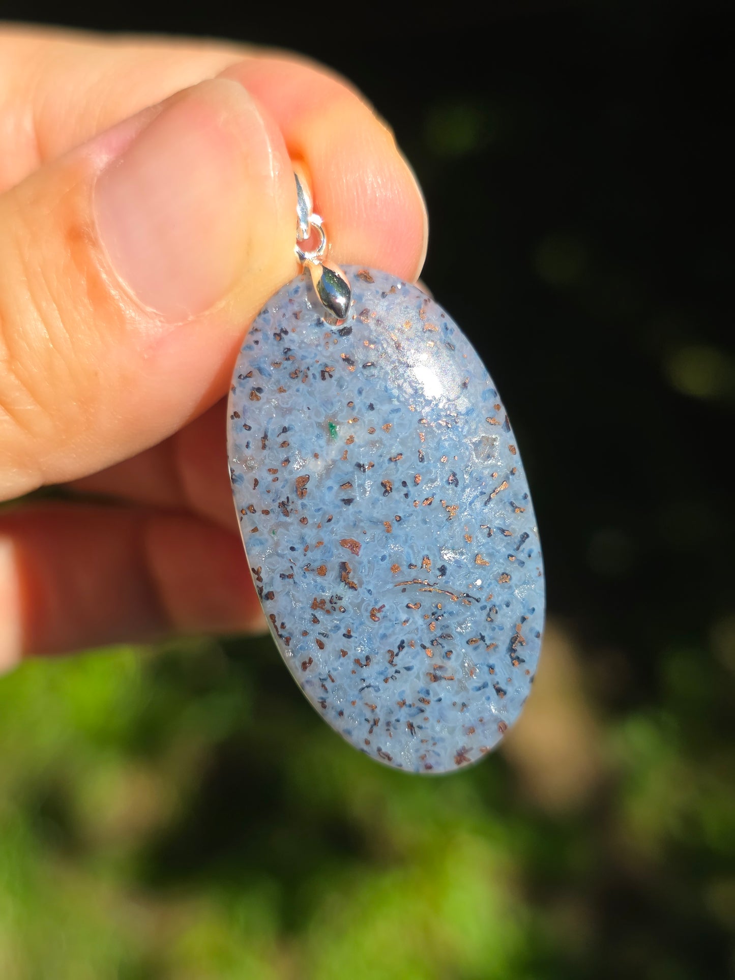 pendentif en Calcédoine avec inclusions de Cuivre
