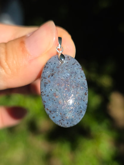 pendentif en Calcédoine avec inclusions de Cuivre