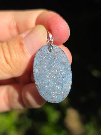 pendentif en Calcédoine avec inclusions de Cuivre