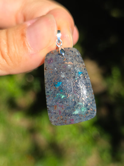 pendentif en Calcédoine avec inclusions de Cuivre