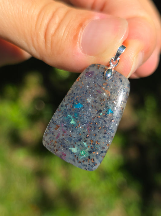 pendentif en Calcédoine avec inclusions de Cuivre