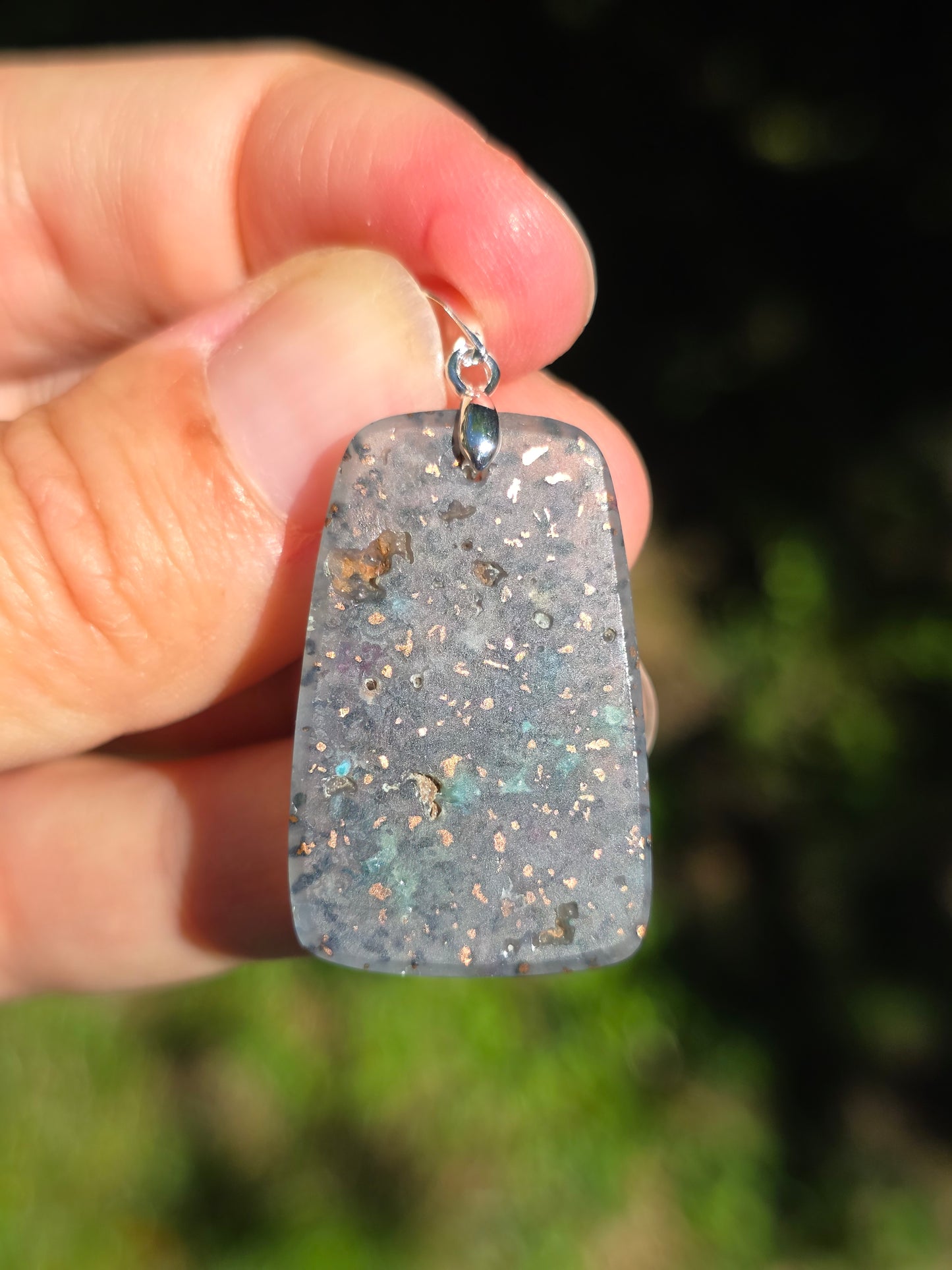 pendentif en Calcédoine avec inclusions de Cuivre
