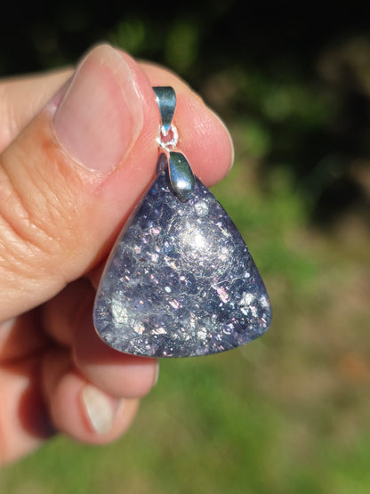 pendentif en Iolite Bloodshot