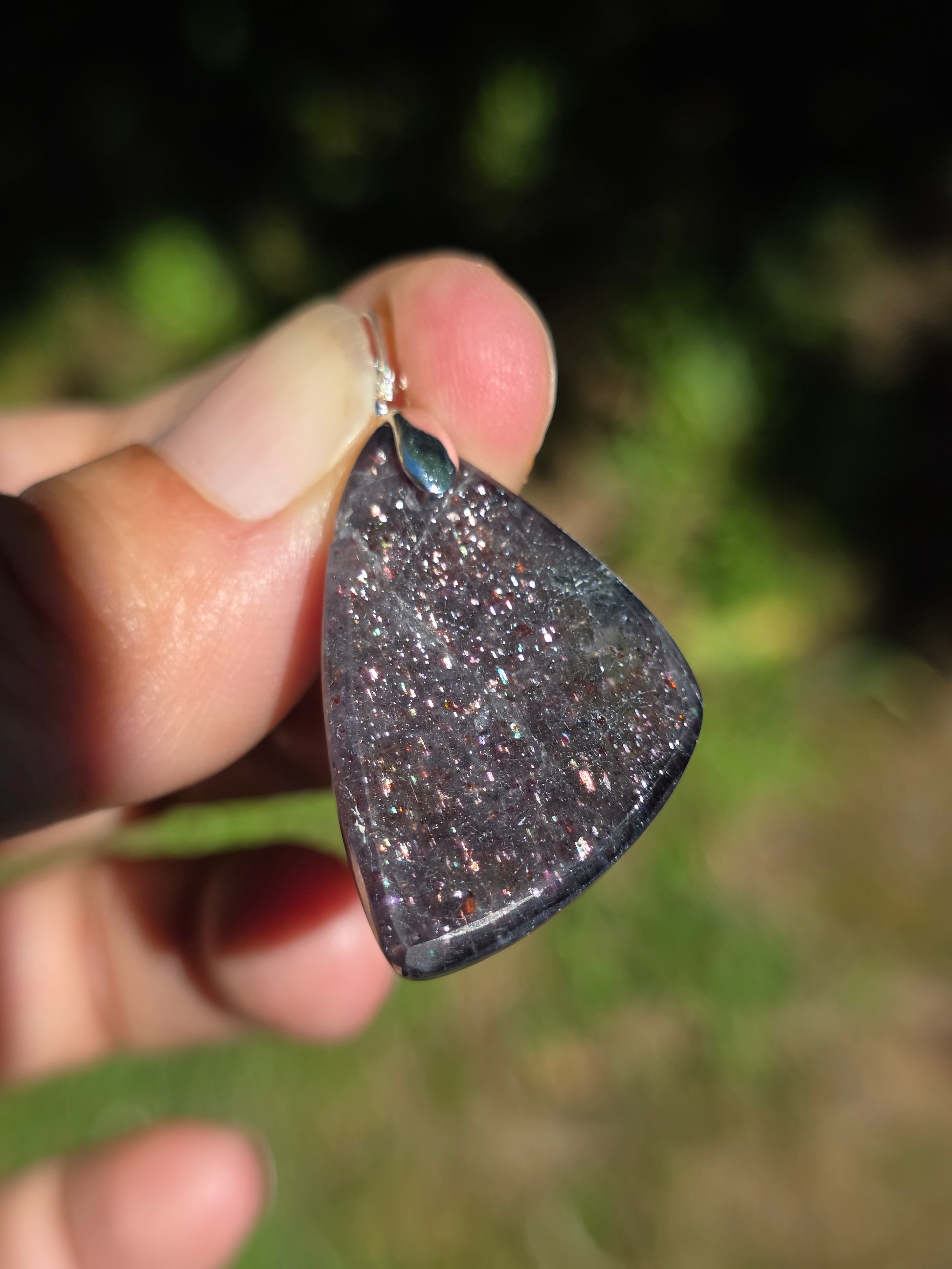 pendentif en Iolite Bloodshot