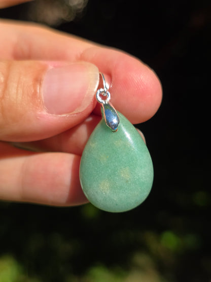 Joli petit pendentif en Aventurine verte