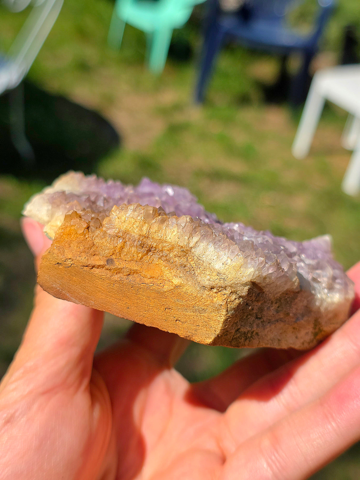 Améthyste bretonne brute, des Côtes d'Armor, en France.