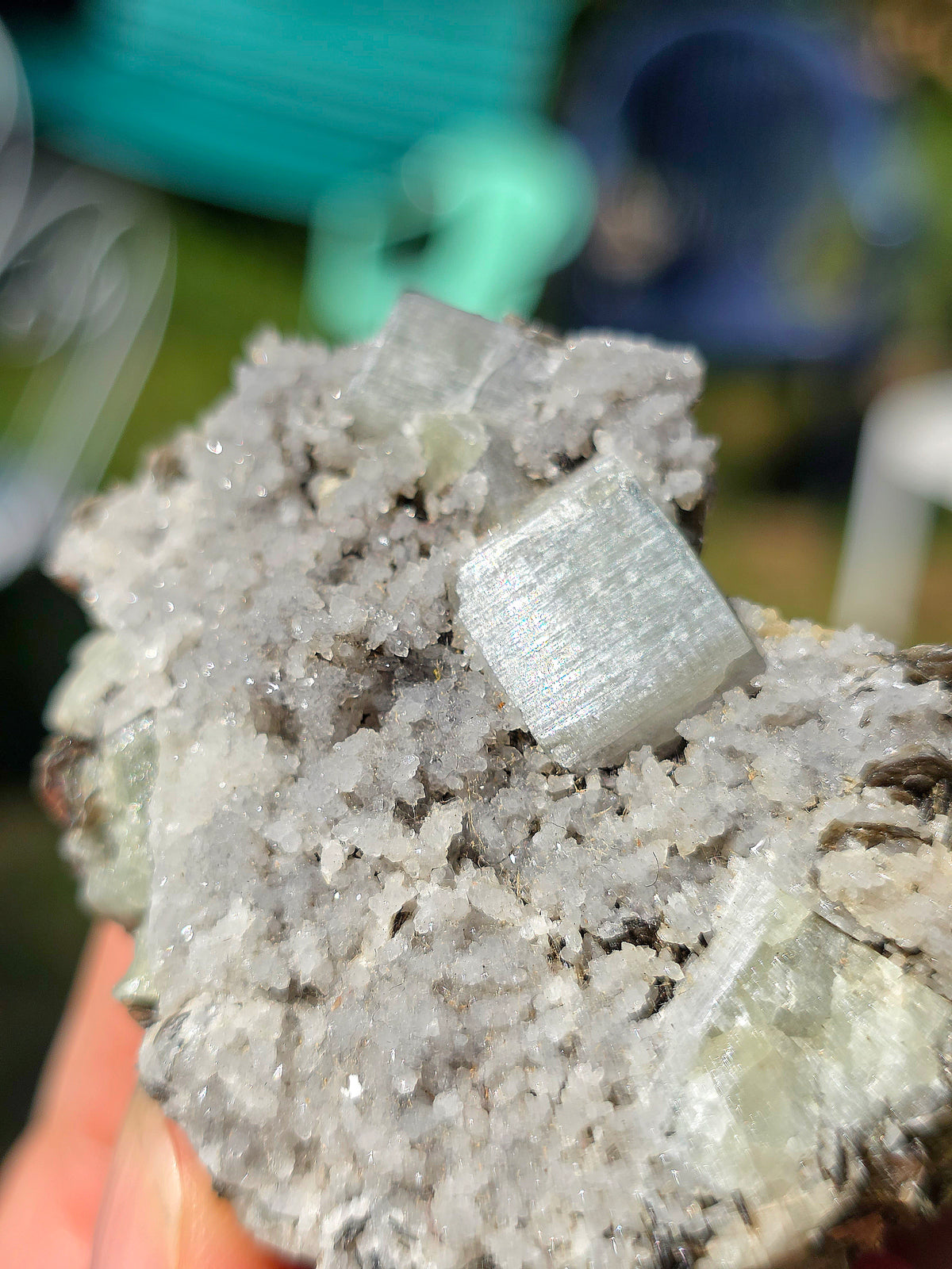 Apatite sur Muscovite (Fluorapatite) du Portugal réactive aux UV