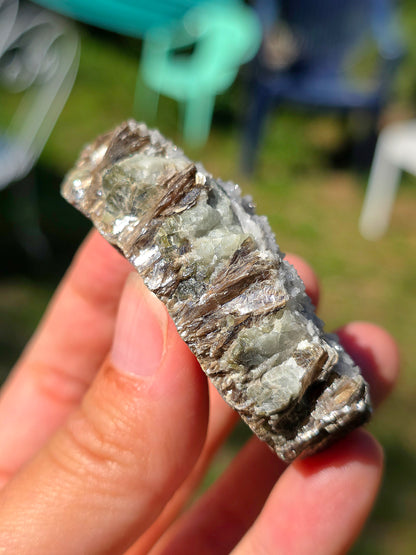 Apatite sur Muscovite (Fluorapatite) du Portugal réactive aux UV