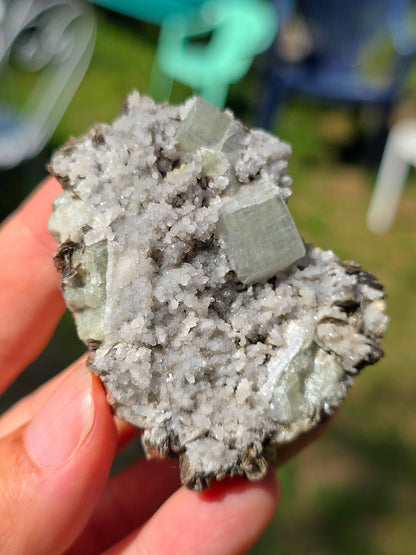 Apatite sur Muscovite (Fluorapatite) du Portugal réactive aux UV
