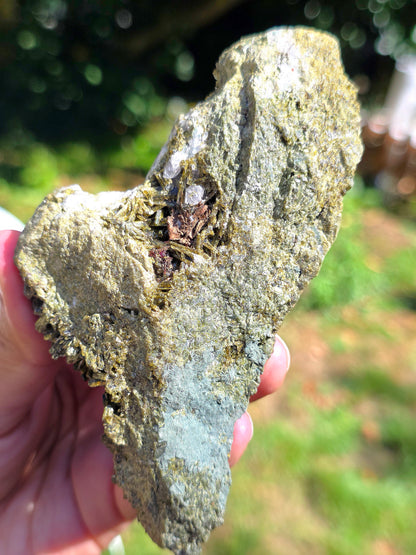 Epidote des carrières de l'Ophite à Lourdes, Hautes-Pyrénées