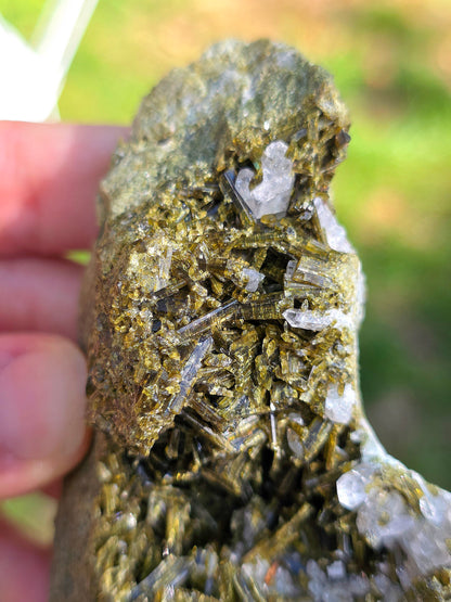 Epidote des carrières de l'Ophite à Lourdes, Hautes-Pyrénées