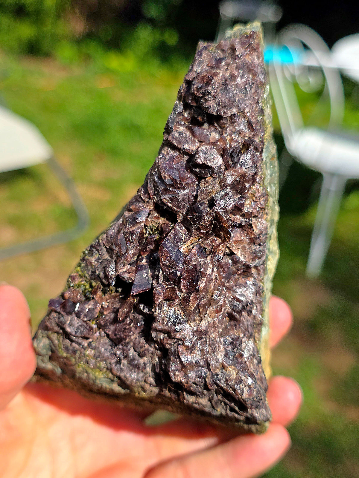 Axinite avec inclusions d'épidote de Barèges, Pyrénées, France