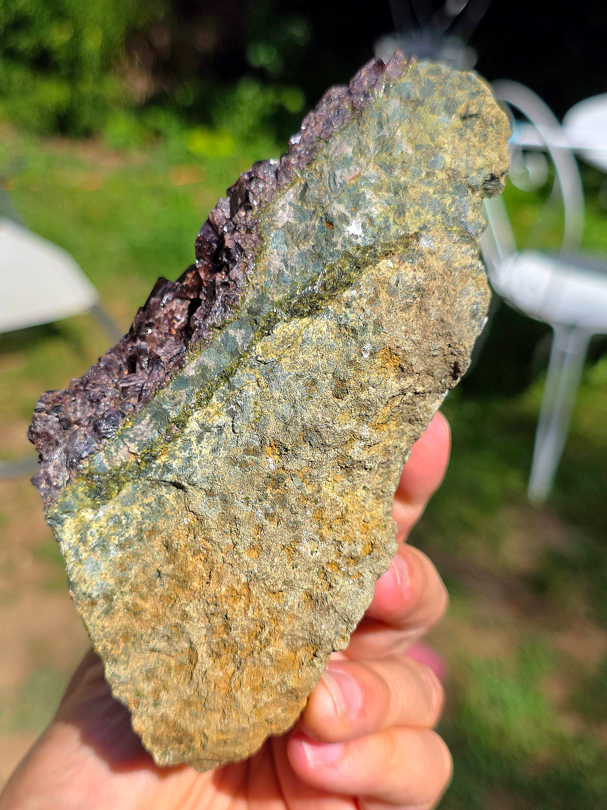 Axinite avec inclusions d'épidote de Barèges, Pyrénées, France