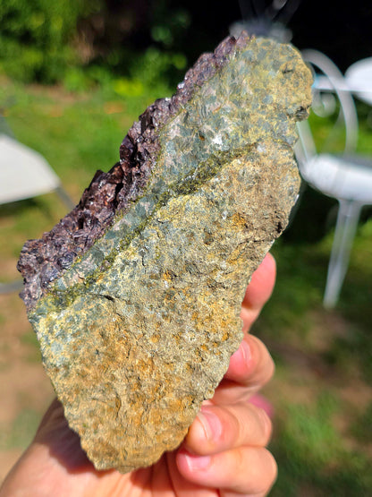 Axinite avec inclusions d'épidote de Barèges, Pyrénées, France