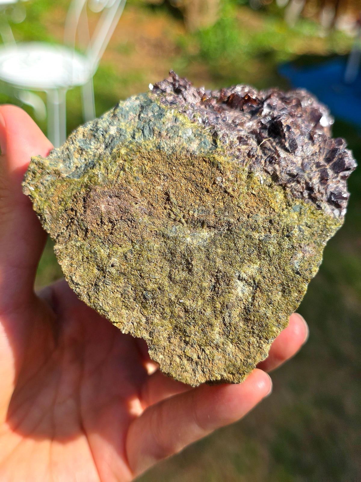 Axinite avec inclusions d'épidote de Barèges, Pyrénées, France