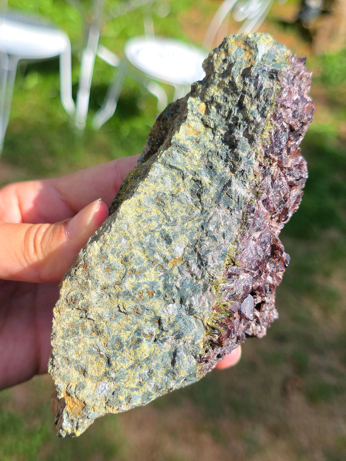 Axinite avec inclusions d'épidote de Barèges, Pyrénées, France